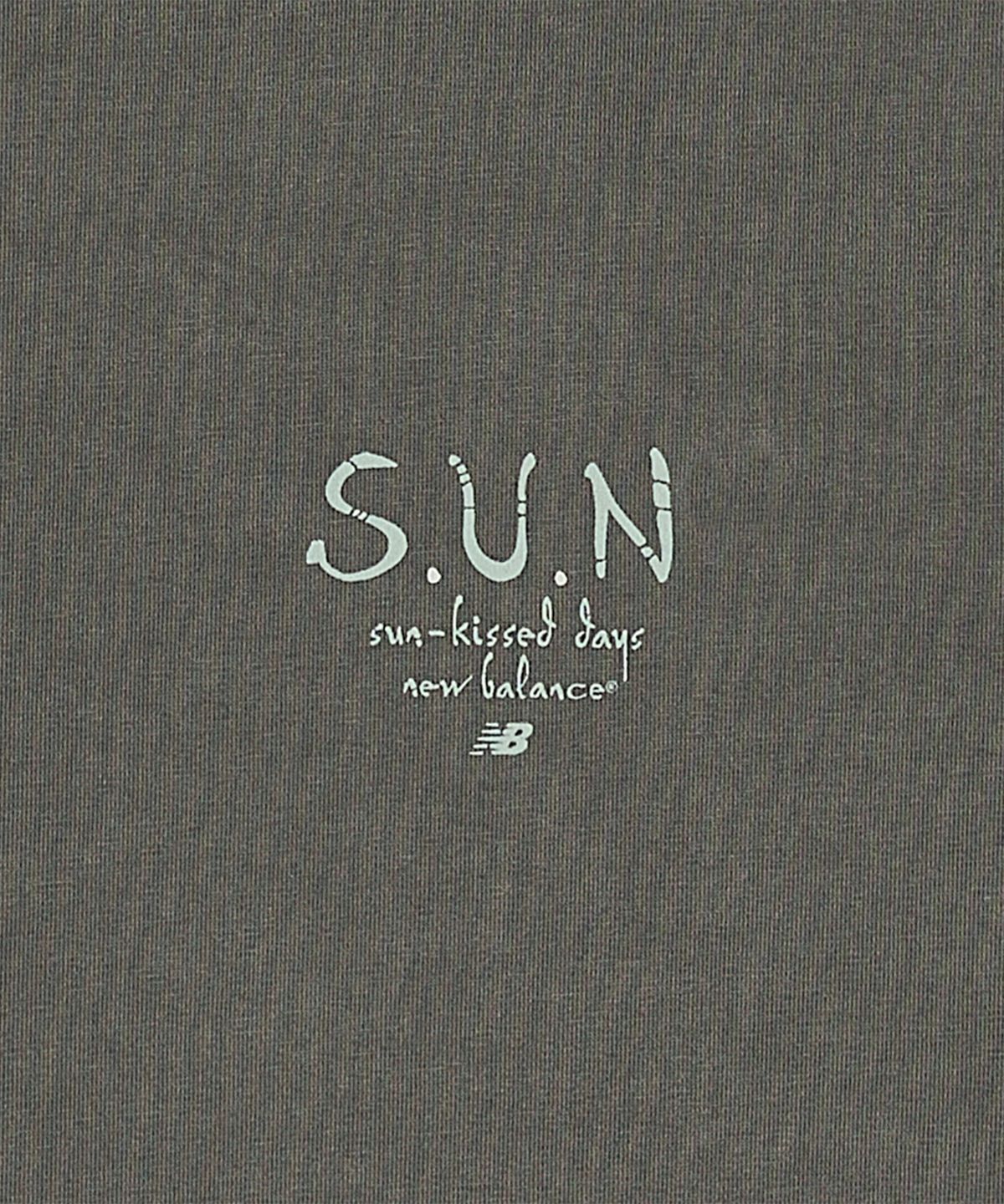 뉴발란스(NEW BALANCE) NBNEGCA013 / UNI 선 키스드 그래픽 반팔티 (D/CHARCOAL)