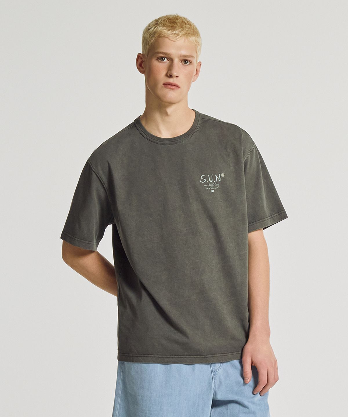 뉴발란스(NEW BALANCE) NBNEGCA013 / UNI 선 키스드 그래픽 반팔티 (D/CHARCOAL)