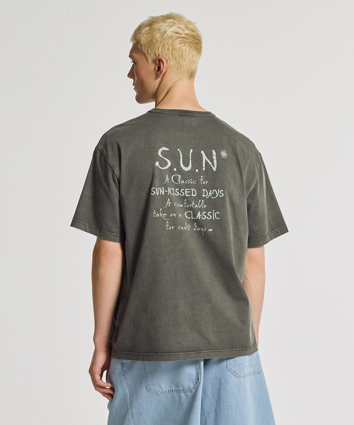 뉴발란스(NEW BALANCE) NBNEGCA013 / UNI 선 키스드 그래픽 반팔티 (D/CHARCOAL)