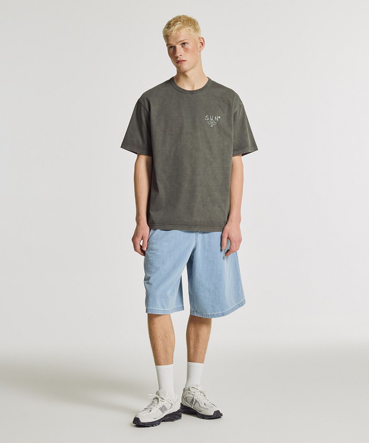 뉴발란스(NEW BALANCE) NBNEGCA013 / UNI 선 키스드 그래픽 반팔티 (D/CHARCOAL)