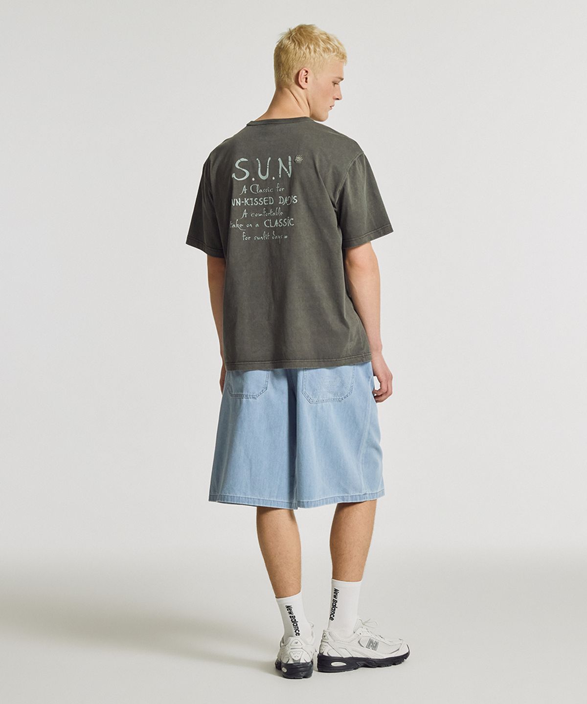 뉴발란스(NEW BALANCE) NBNEGCA013 / UNI 선 키스드 그래픽 반팔티 (D/CHARCOAL)