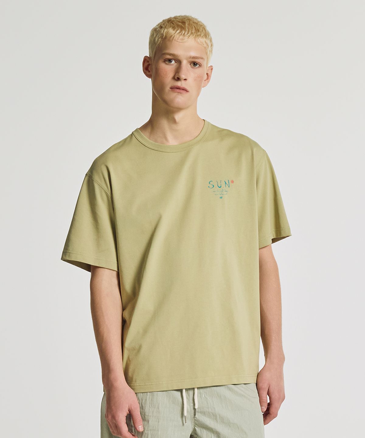 뉴발란스(NEW BALANCE) NBNEGCA013 / UNI 선 키스드 그래픽 반팔티 (GREEN)