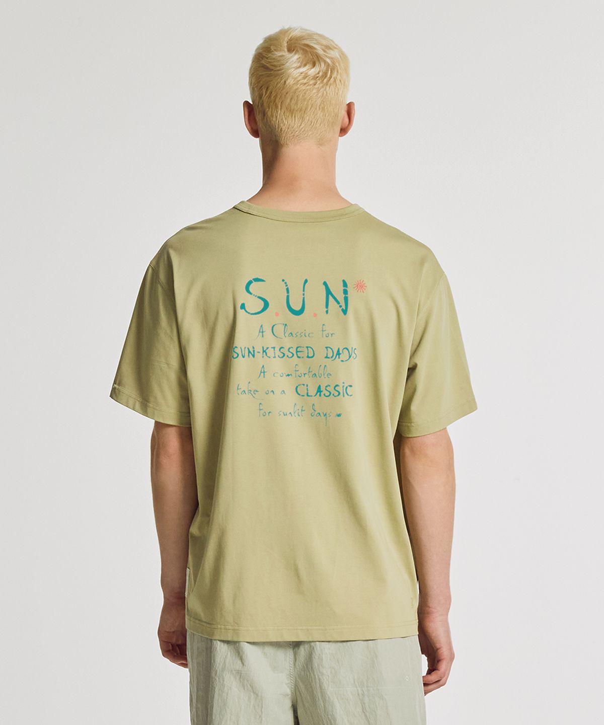 뉴발란스(NEW BALANCE) NBNEGCA013 / UNI 선 키스드 그래픽 반팔티 (GREEN)