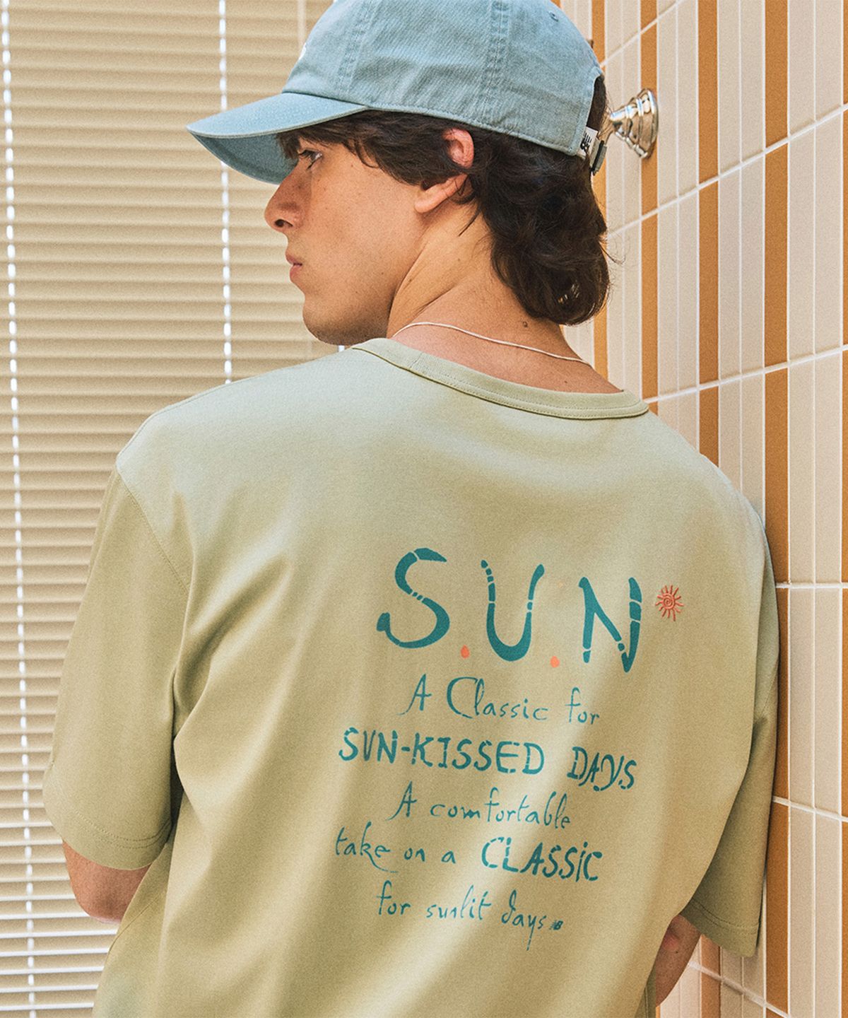뉴발란스(NEW BALANCE) NBNEGCA013 / UNI 선 키스드 그래픽 반팔티 (GREEN)