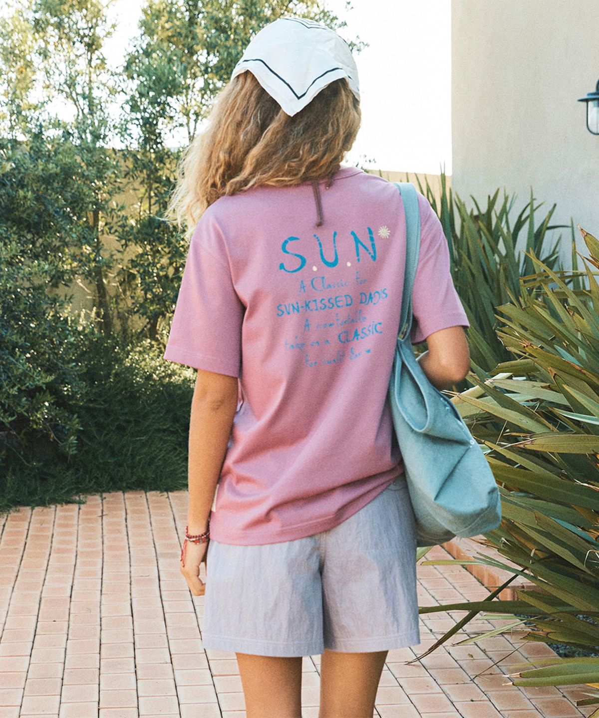 뉴발란스(NEW BALANCE) NBNEGCA013 / UNI 선 키스드 그래픽 반팔티 (PINK)