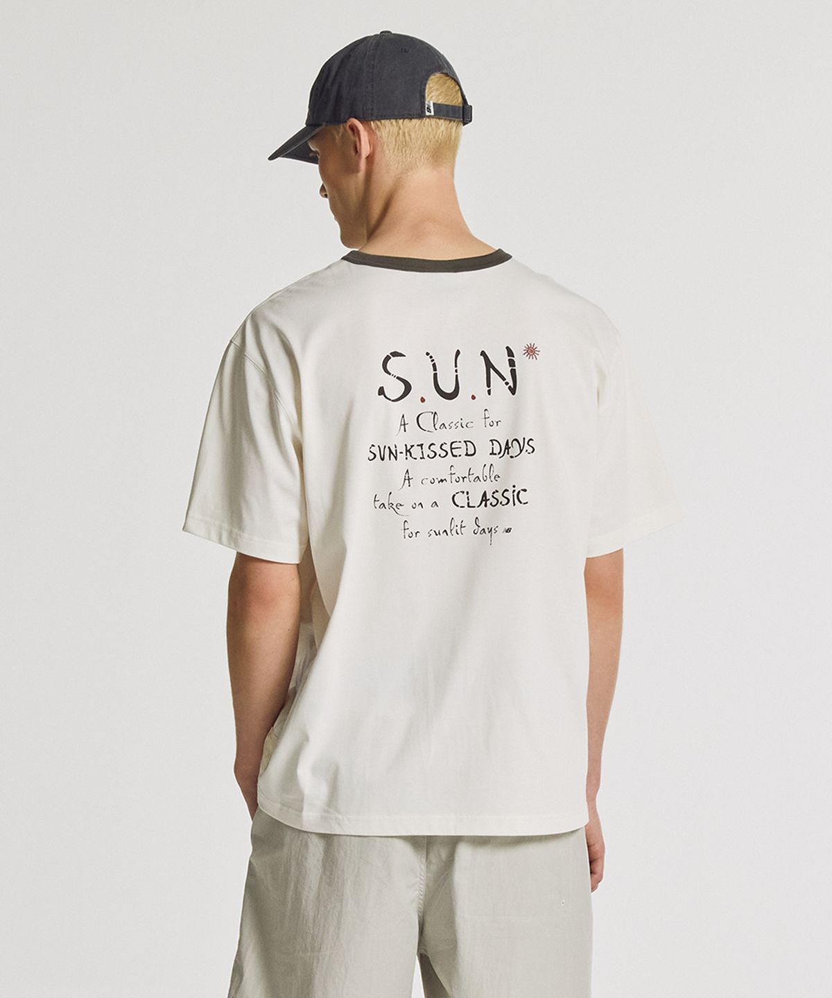 뉴발란스(NEW BALANCE) NBNEGCA013 / UNI 선 키스드 그래픽 반팔티 (CREAM)
