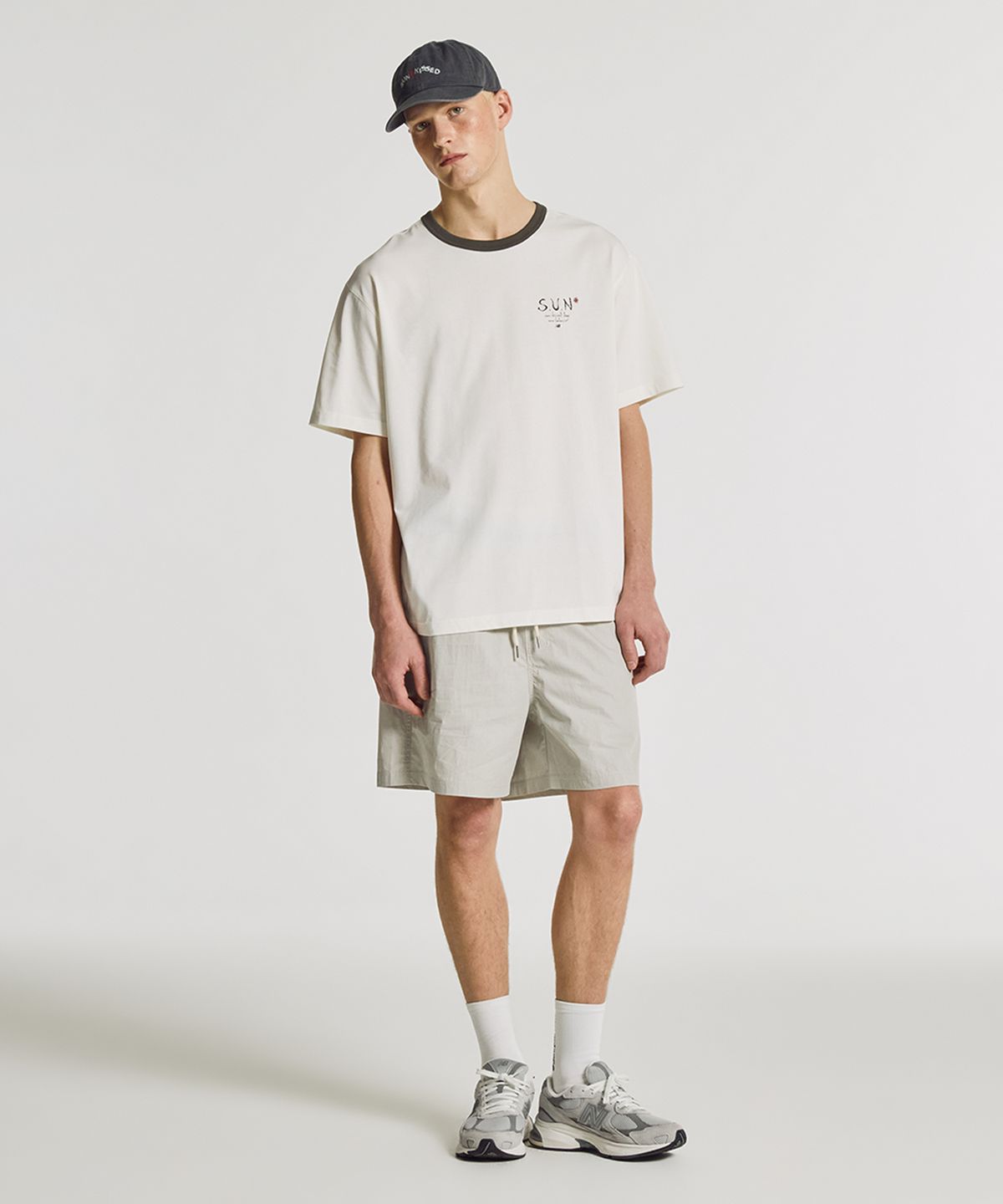 뉴발란스(NEW BALANCE) NBNEGCA013 / UNI 선 키스드 그래픽 반팔티 (CREAM)