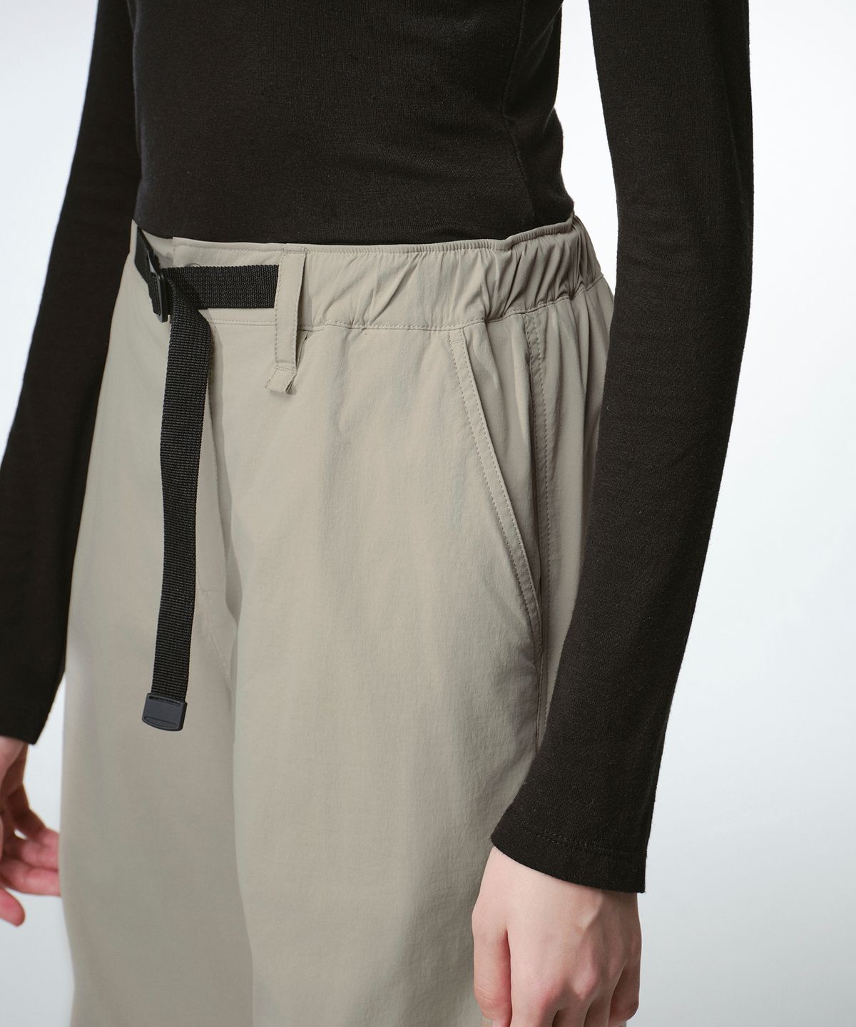 무신사 스탠다드 우먼(MUSINSA STANDARD WOMAN) [시티 레저] 우먼즈 나일론 벨티드 파라슈트 팬츠 [그레이쉬 베이지]