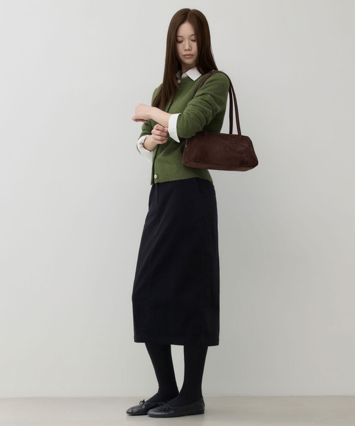 무신사 스탠다드 우먼(MUSINSA STANDARD WOMAN) 우먼즈 벨베틴 미디 스커트 [블랙]