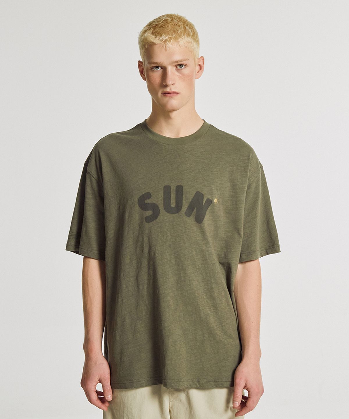 뉴발란스(NEW BALANCE) NBNEGCA033 / UNI 선 키스드 슬럽 반팔티 (KHAKI)