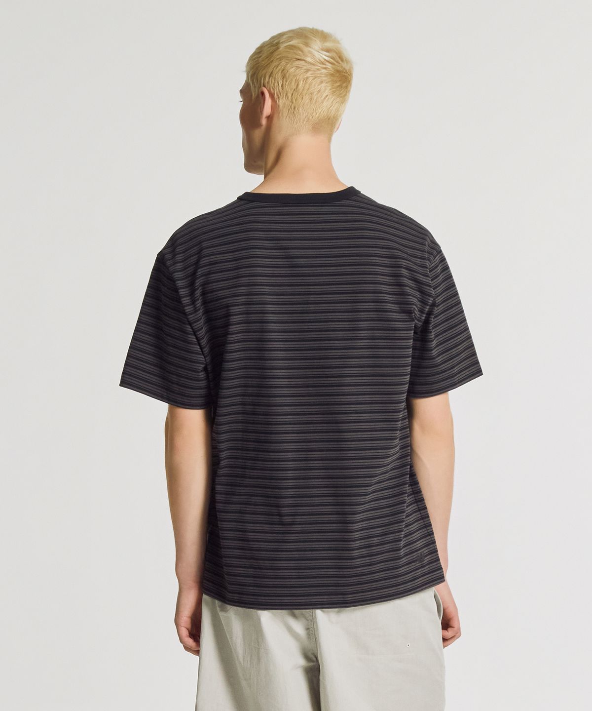 뉴발란스(NEW BALANCE) NBNEGCA043 / UNI 선 키스드 스트라이프 헨리넥 반팔티 (BLACK)