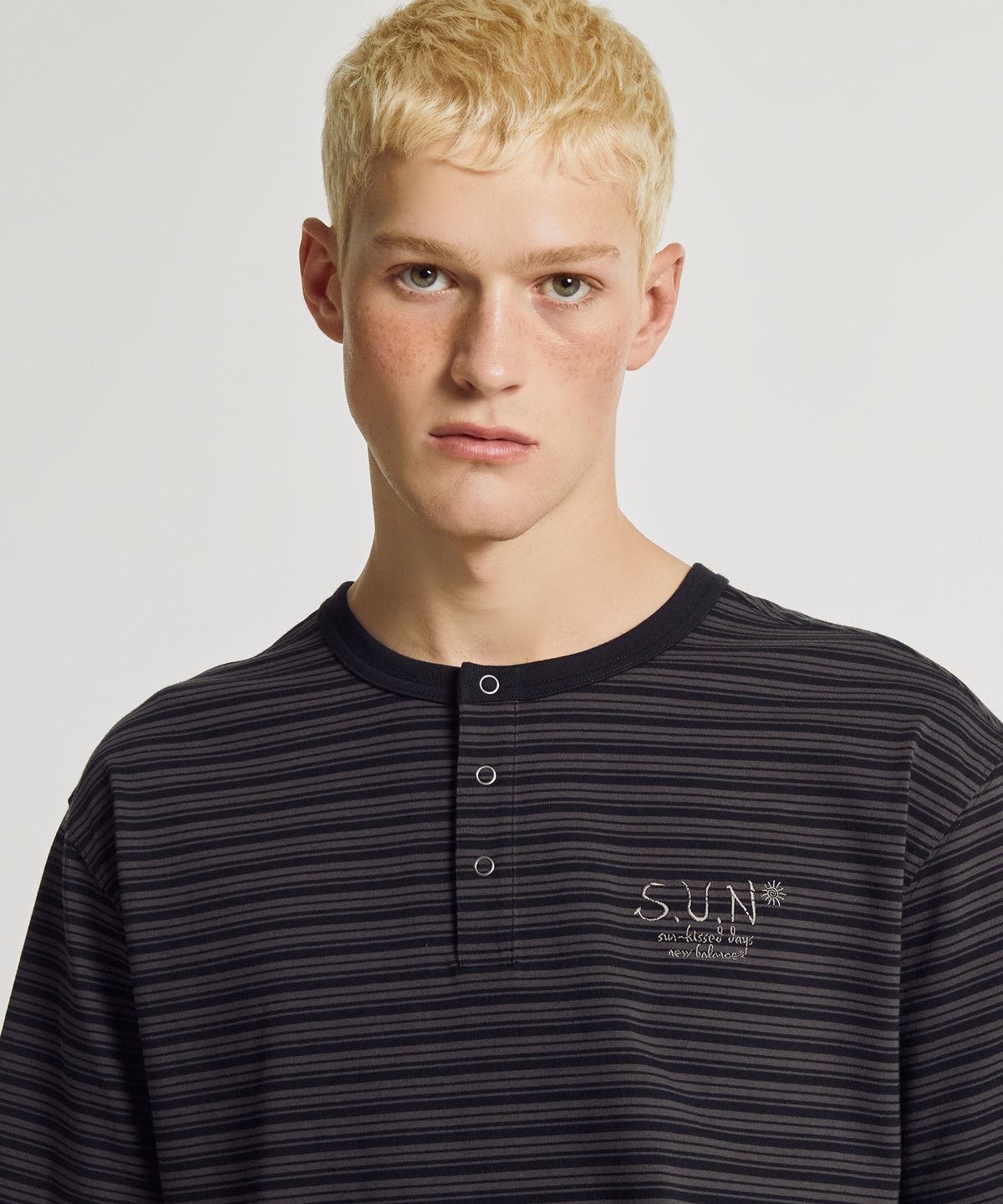 뉴발란스(NEW BALANCE) NBNEGCA043 / UNI 선 키스드 스트라이프 헨리넥 반팔티 (BLACK)