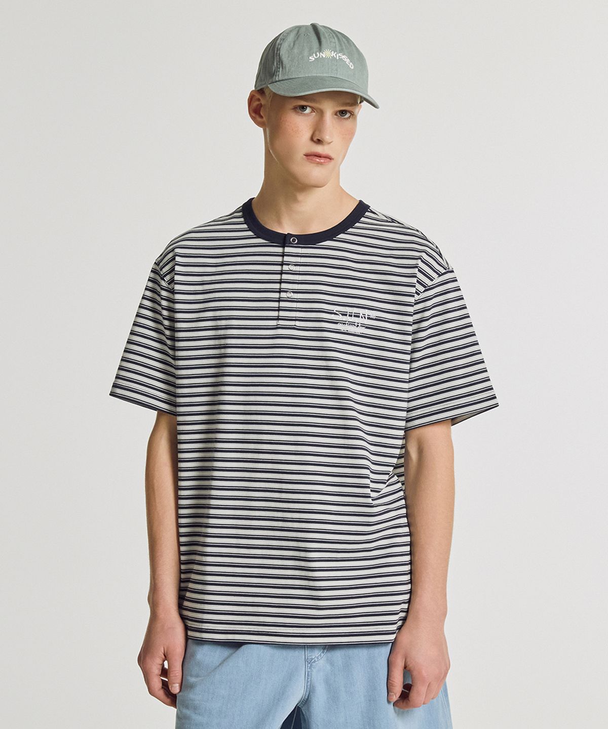뉴발란스(NEW BALANCE) NBNEGCA043 / UNI 선 키스드 스트라이프 헨리넥 반팔티 (GRAY)