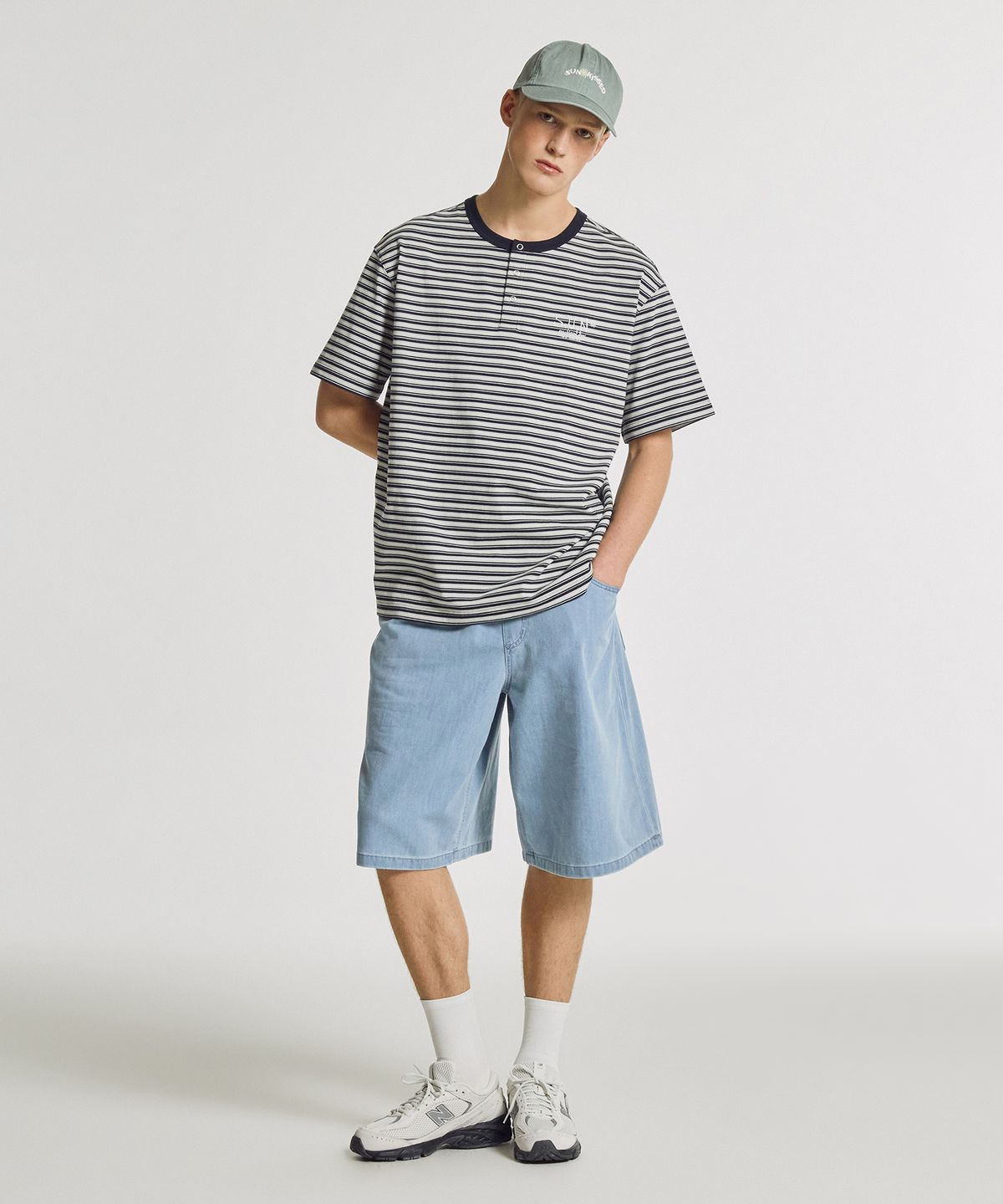 뉴발란스(NEW BALANCE) NBNEGCA043 / UNI 선 키스드 스트라이프 헨리넥 반팔티 (GRAY)