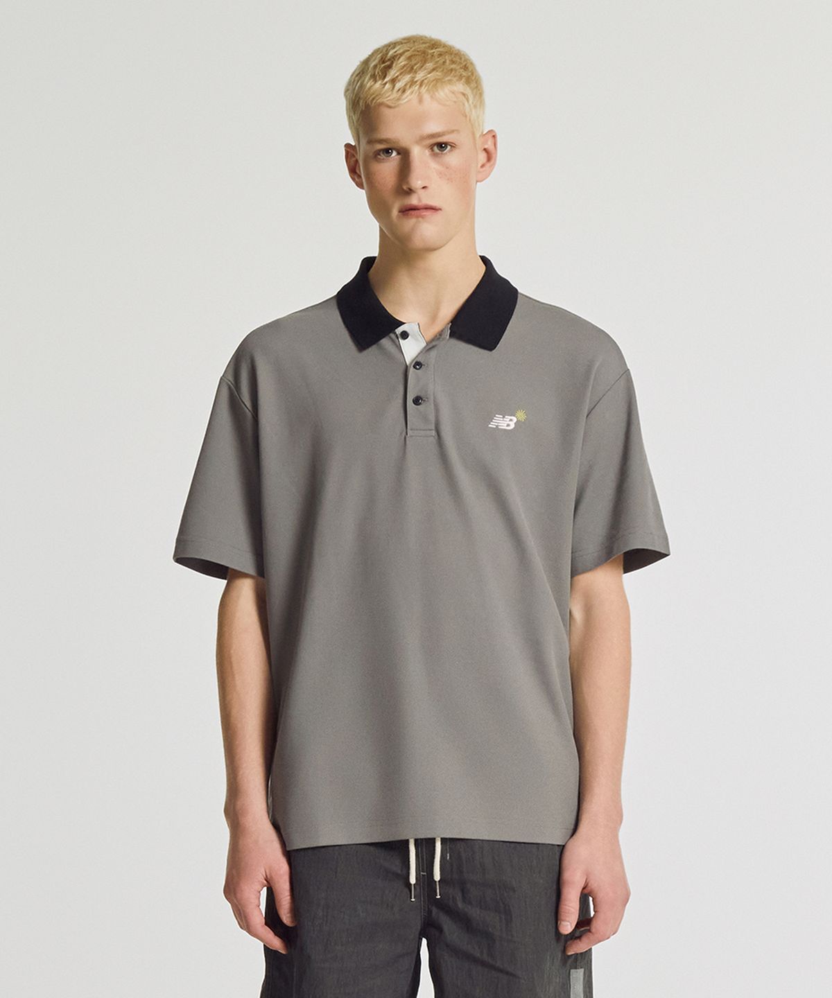 뉴발란스(NEW BALANCE) NBNFGCA013 / UNI 선 키스드 폴로 반팔티 (CHARCOAL)
