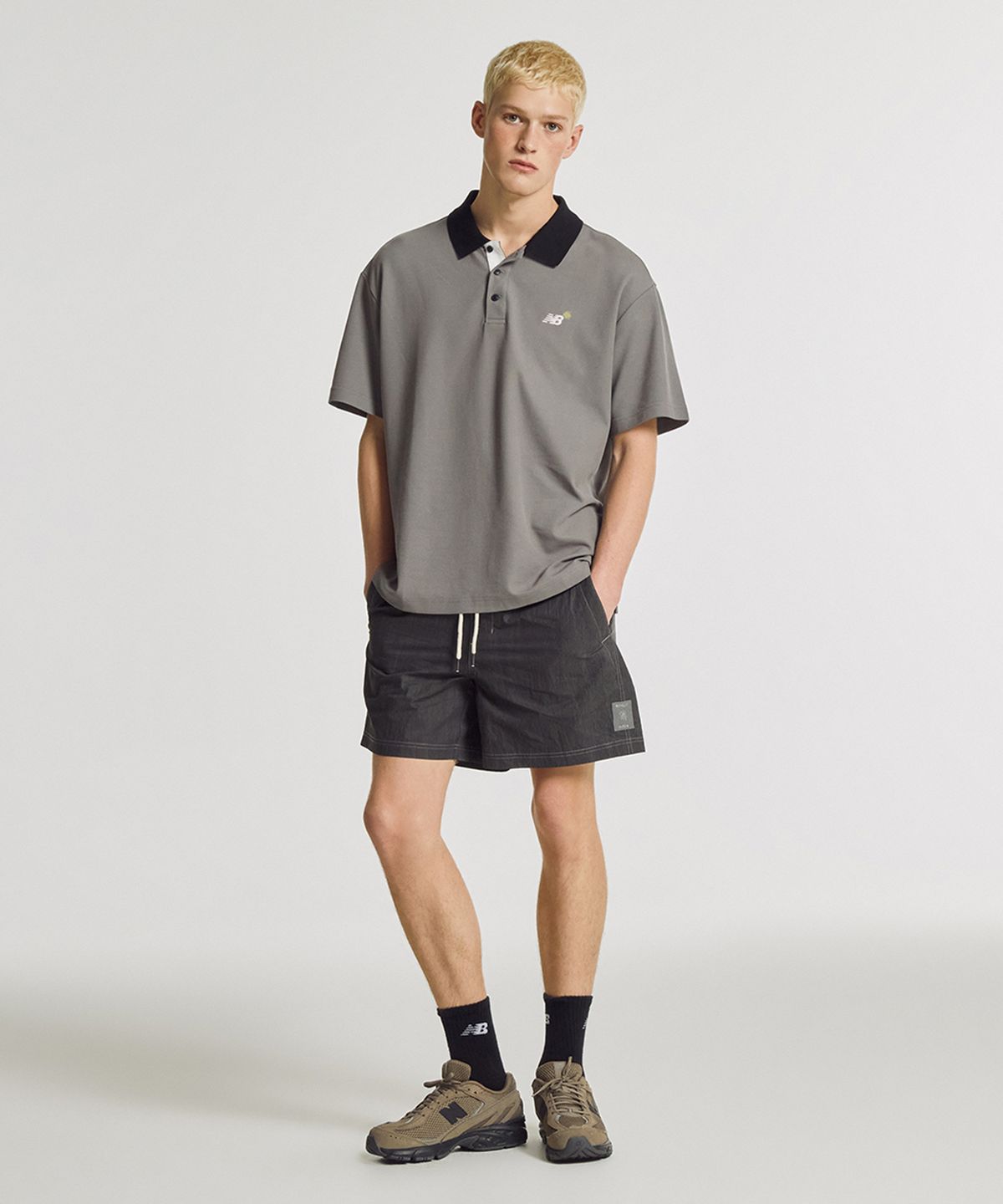 뉴발란스(NEW BALANCE) NBNFGCA013 / UNI 선 키스드 폴로 반팔티 (CHARCOAL)