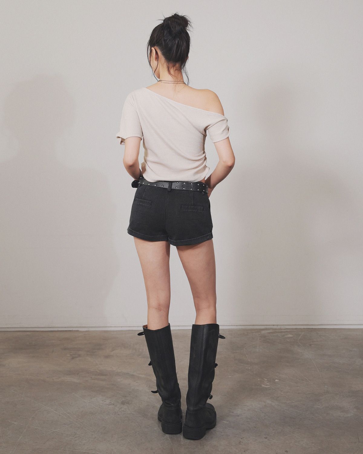 여린(YEORIN) R. Cuff Shorts (Black)