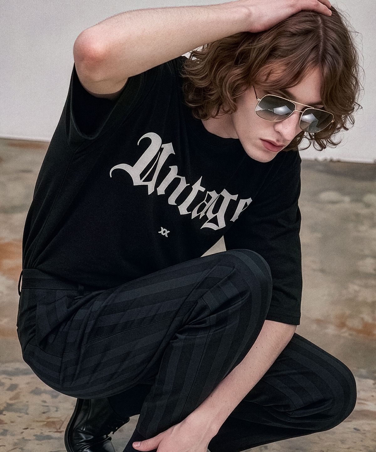 언티지(UNTAGE) 로고 프린트 케이프 반팔 티셔츠[Black(UNISEX)]_UTT-ST22