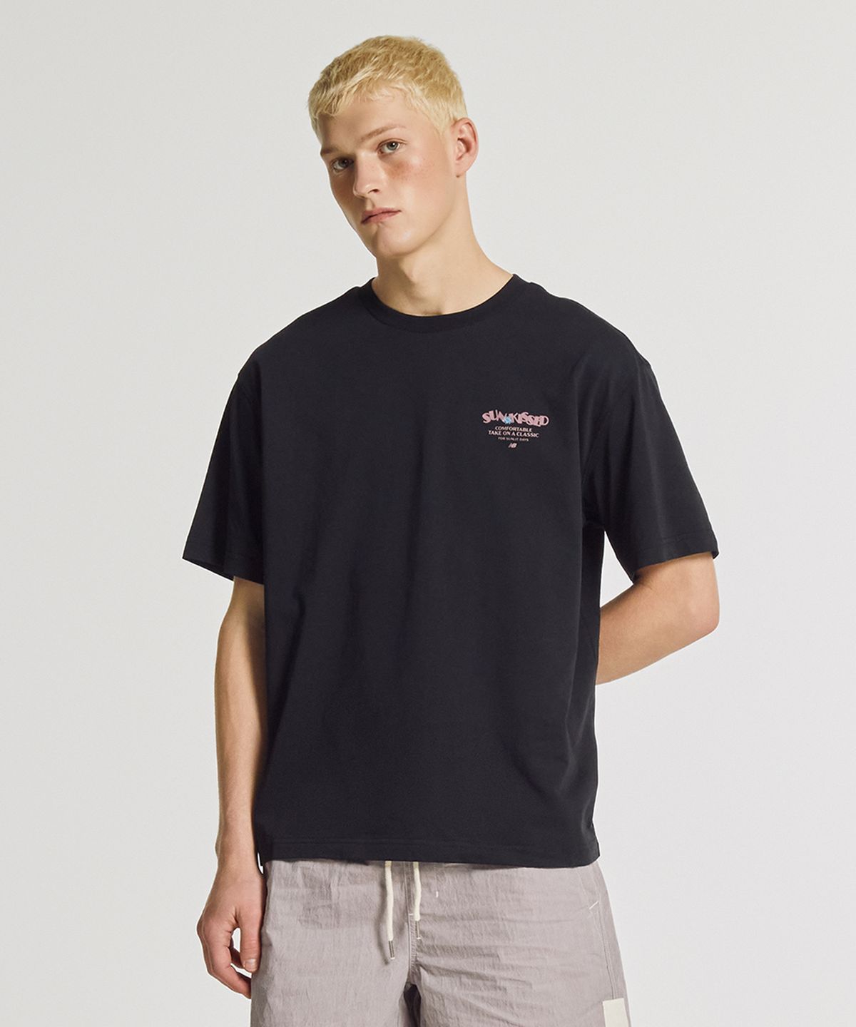 뉴발란스(NEW BALANCE) NBNEGCA023 / UNI 선 키스드 카프리 반팔티 (BLACK)