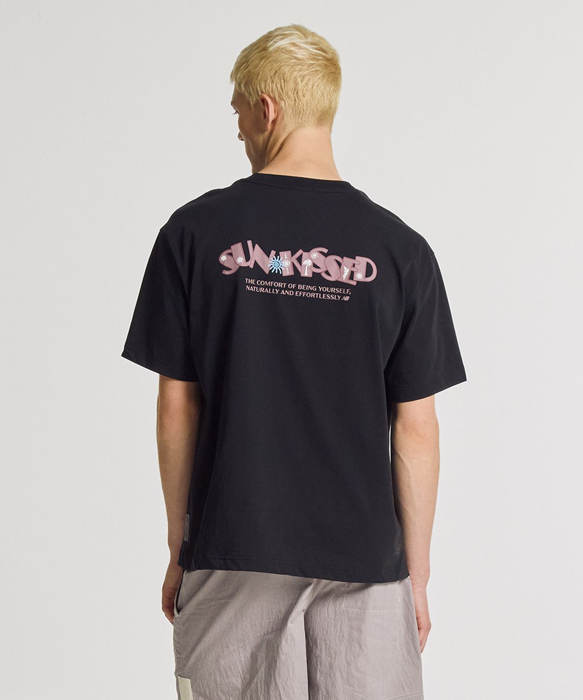 뉴발란스(NEW BALANCE) NBNEGCA023 / UNI 선 키스드 카프리 반팔티 (BLACK)