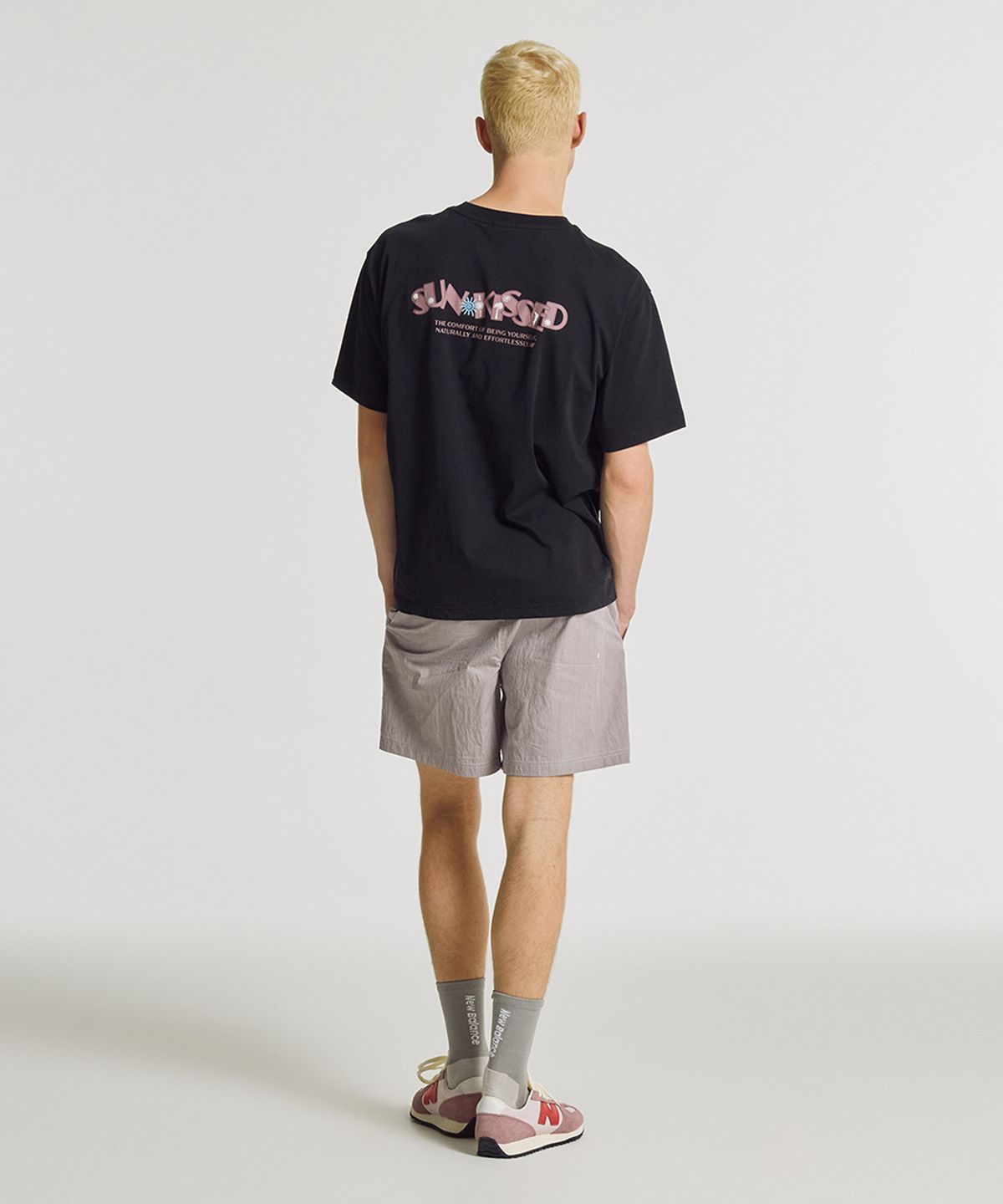 뉴발란스(NEW BALANCE) NBNEGCA023 / UNI 선 키스드 카프리 반팔티 (BLACK)