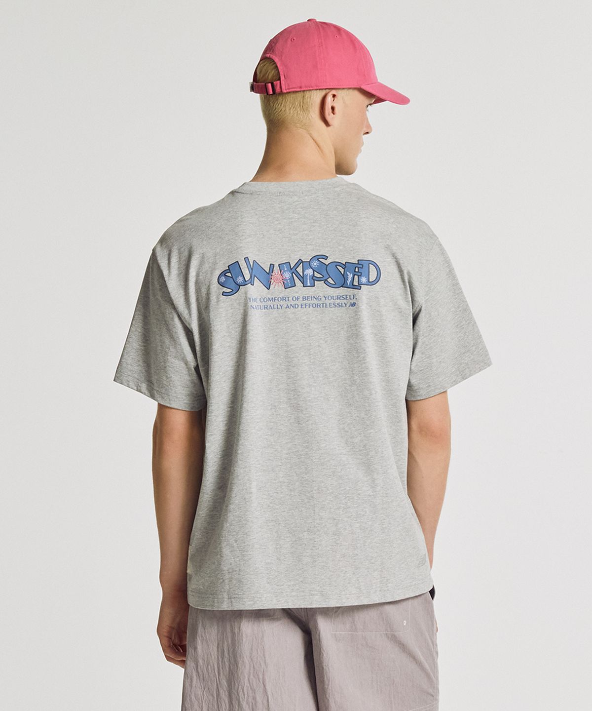 뉴발란스(NEW BALANCE) NBNEGCA023 / UNI 선 키스드 카프리 반팔티 (M/GRAY)