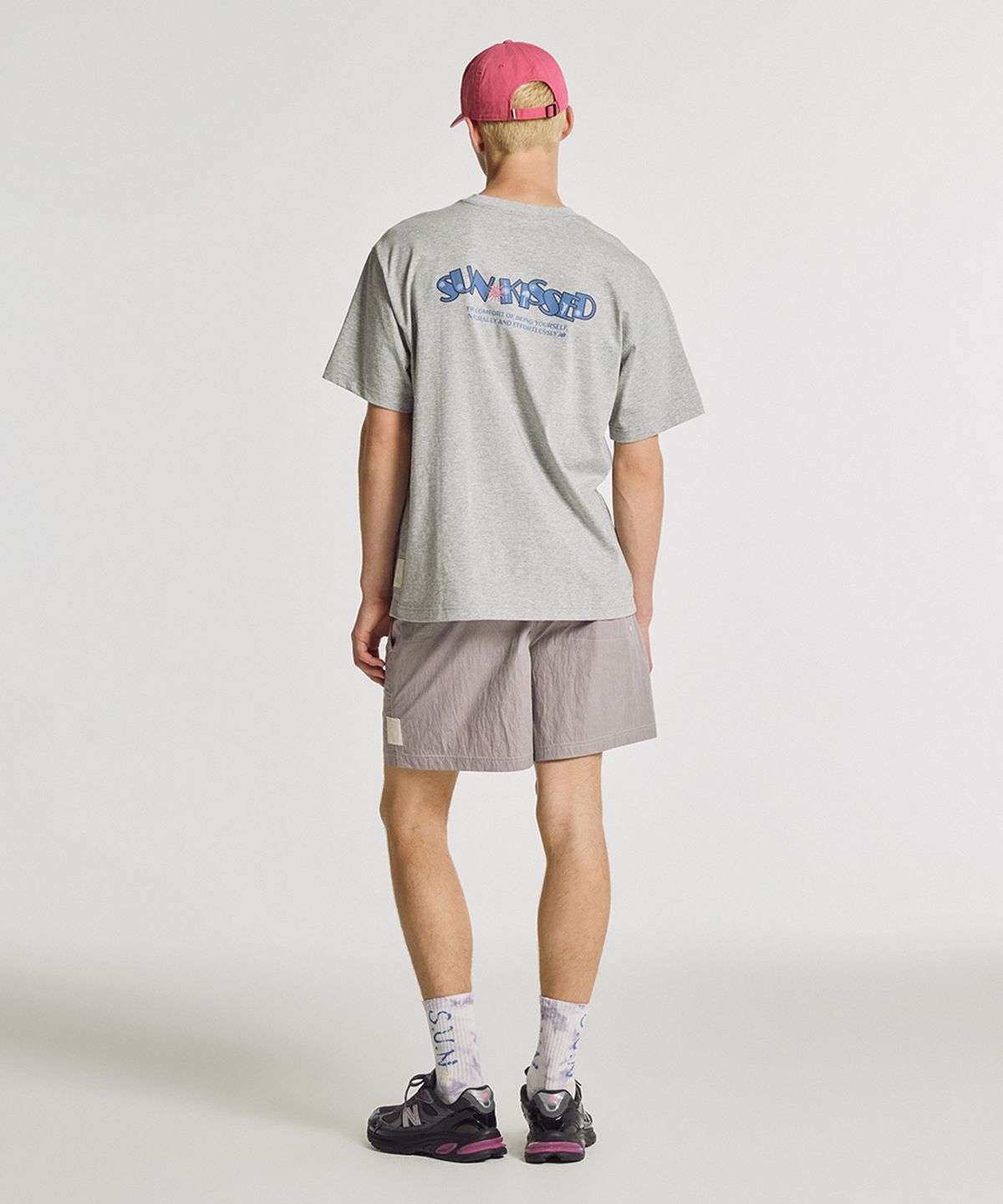 뉴발란스(NEW BALANCE) NBNEGCA023 / UNI 선 키스드 카프리 반팔티 (M/GRAY)