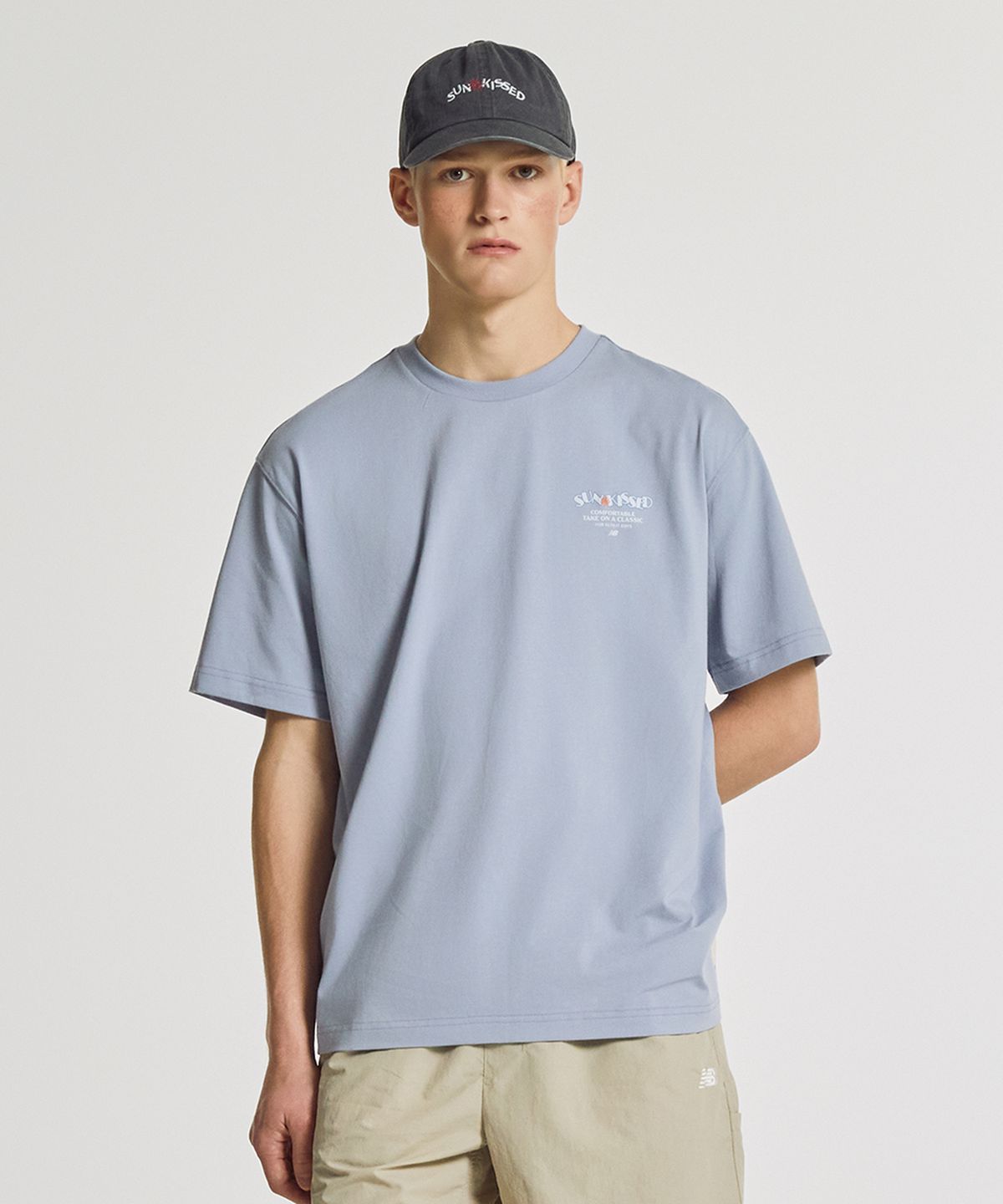뉴발란스(NEW BALANCE) NBNEGCA023 / UNI 선 키스드 카프리 반팔티 (BLUE)