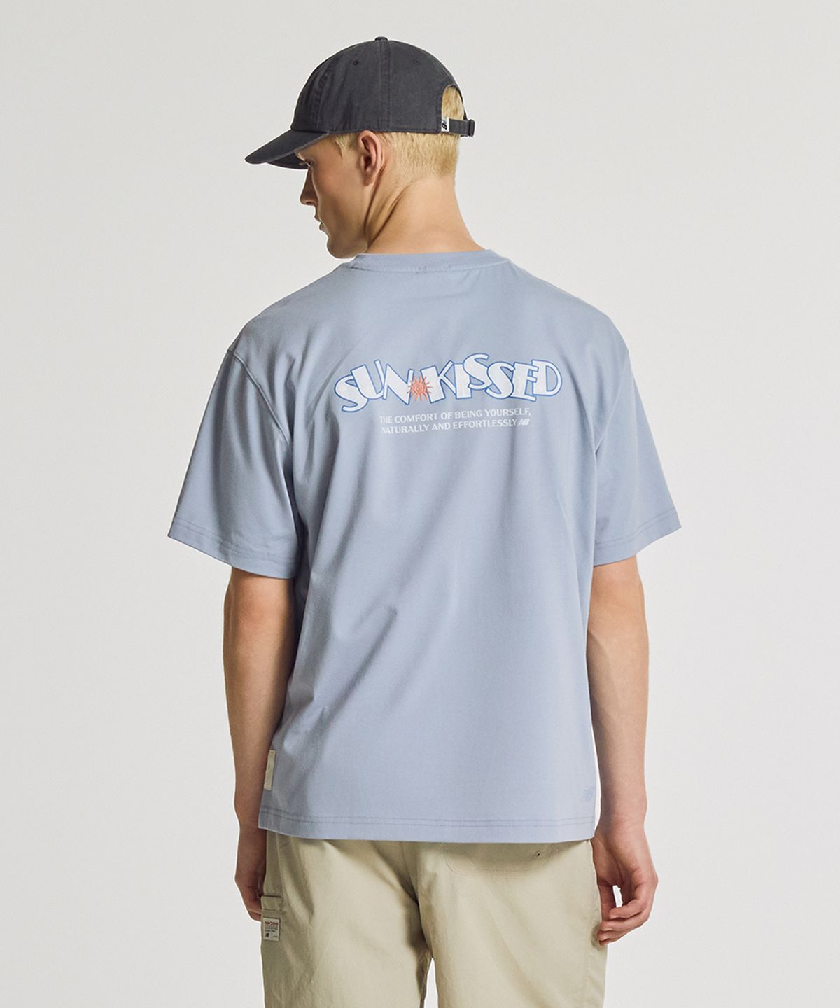 뉴발란스(NEW BALANCE) NBNEGCA023 / UNI 선 키스드 카프리 반팔티 (BLUE)