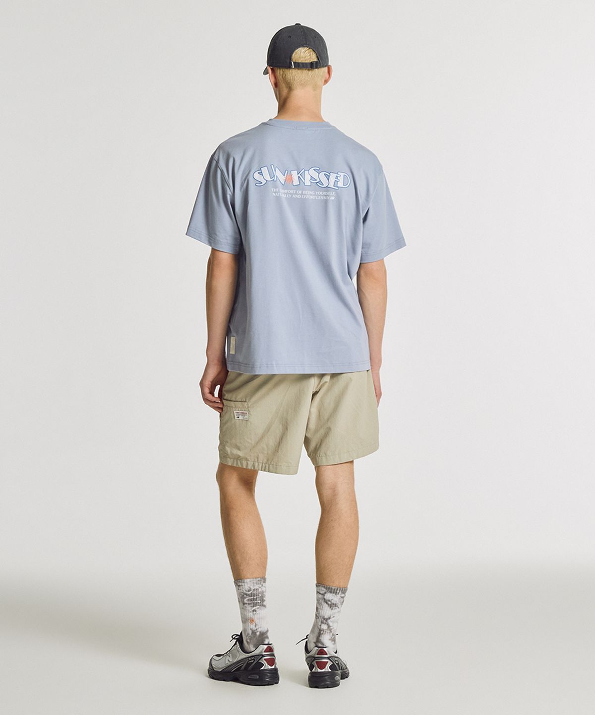 뉴발란스(NEW BALANCE) NBNEGCA023 / UNI 선 키스드 카프리 반팔티 (BLUE)