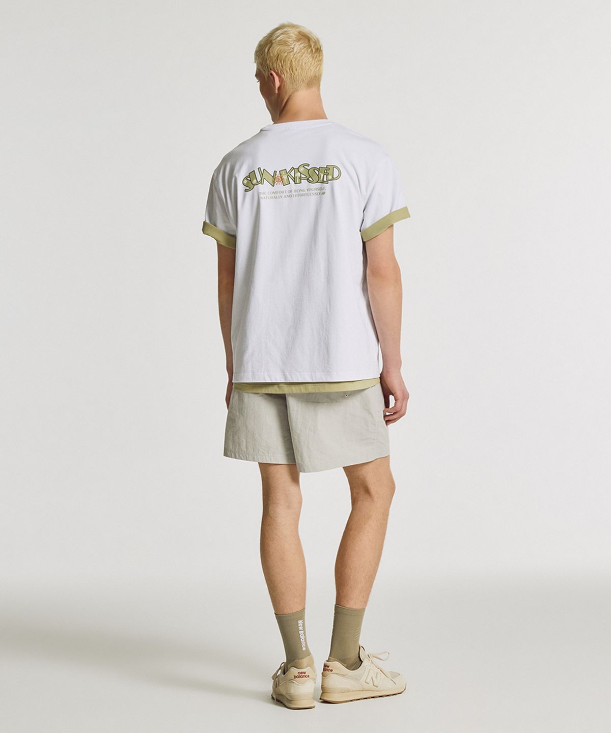 뉴발란스(NEW BALANCE) NBNEGCA023 / UNI 선 키스드 카프리 반팔티 (WHITE)