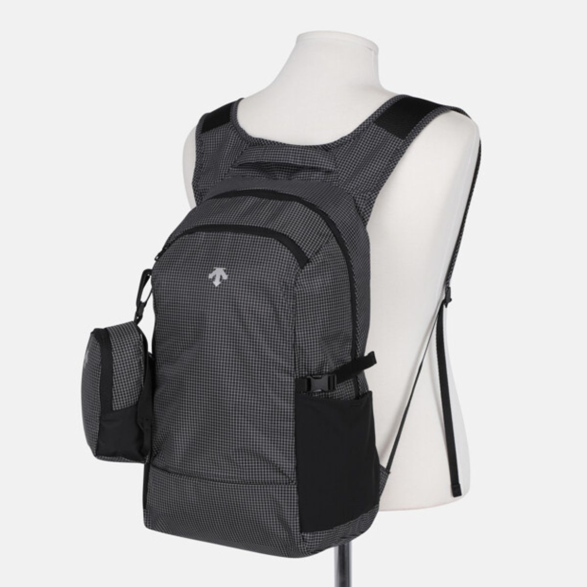 데상트(DESCENTE) 라이트웨이트 립 백팩 (19L 파우치 구성) 블랙 B 타입 SR323UBP71