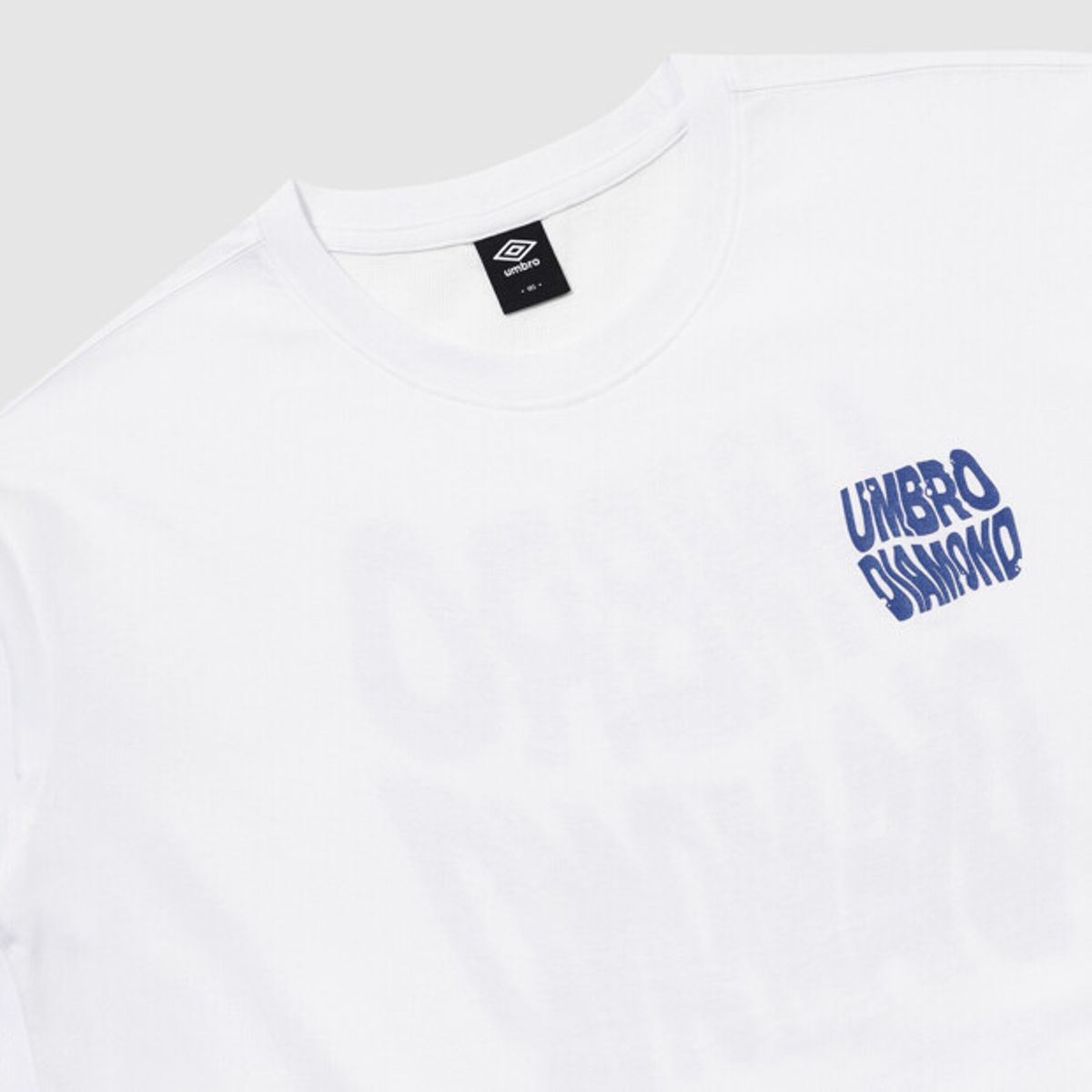 엄브로(UMBRO) [COOLING] 아이스코튼 웨이브 그래픽 반팔 티셔츠 화이트 UR221CRS63