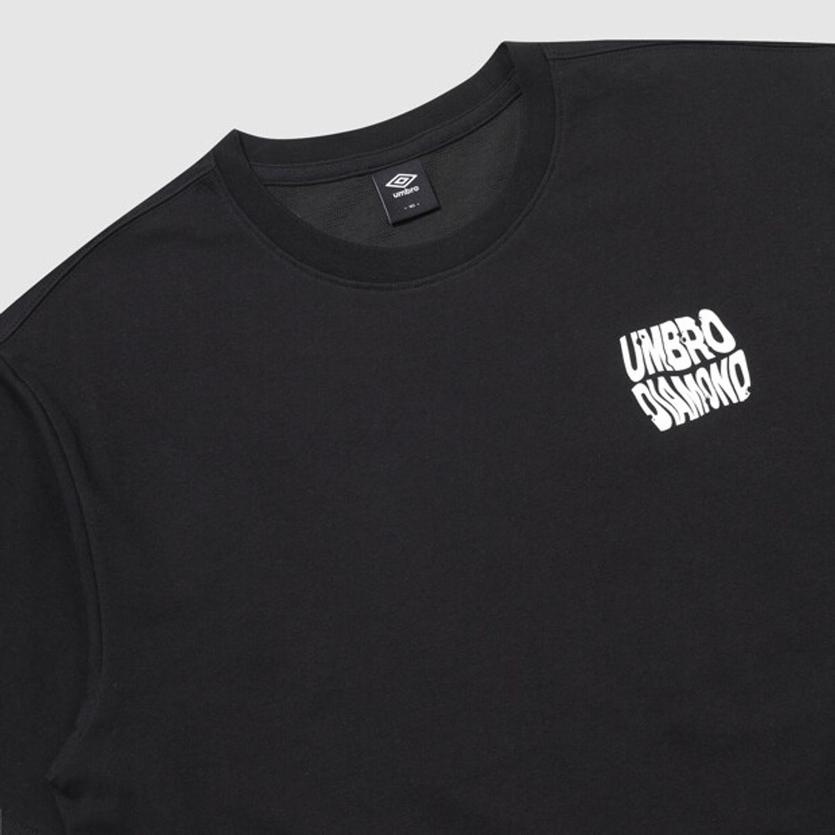 엄브로(UMBRO) [COOLING] 아이스코튼 웨이브 그래픽 반팔 티셔츠 블랙 UR221CRS63