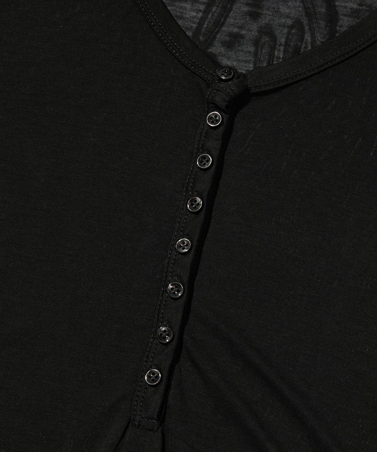 스웨이드(SUADE) SHEER SLIM HENLEY NECK [BLACK]