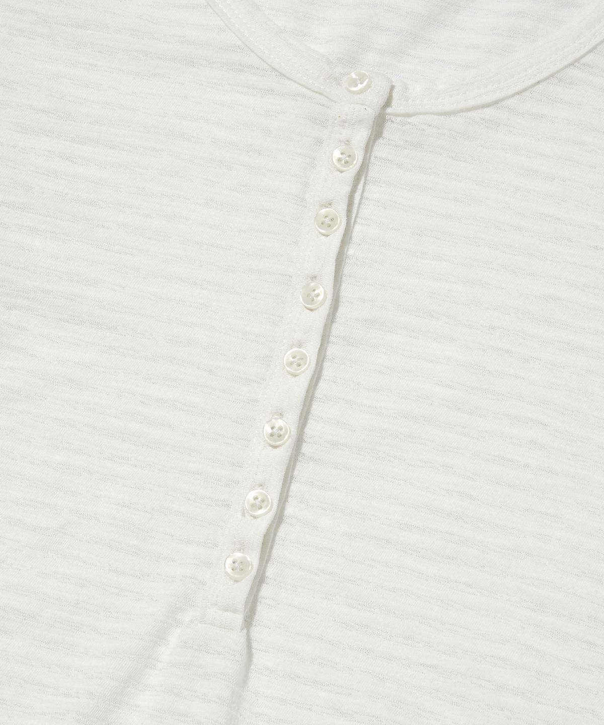 스웨이드(SUADE) SHEER SLIM HENLEY NECK [WHITE]