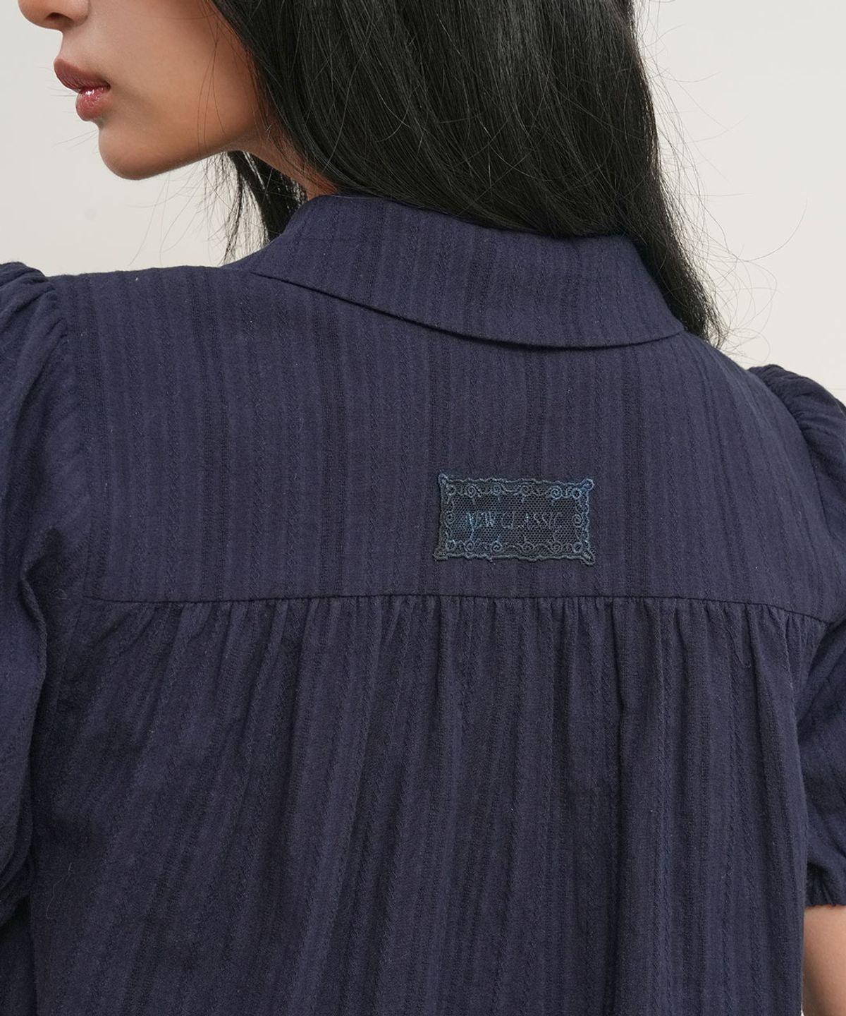 제너럴아이디어(GENERALIDEA) 라운드 카라 퍼프 블라우스 [NAVY] / GF2LSH521
