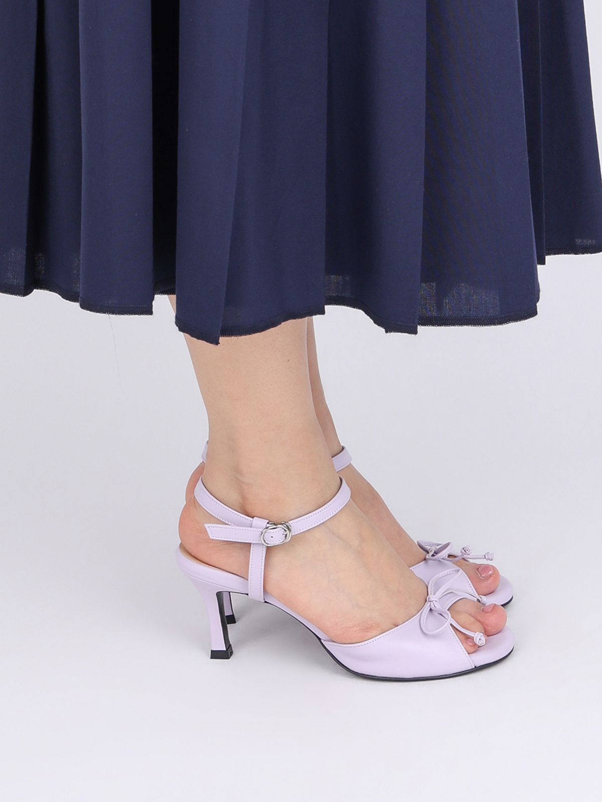 슈바이초이(SHOEBYCHOI) 리본 샌들힐 (7cm)_실버,라벤더