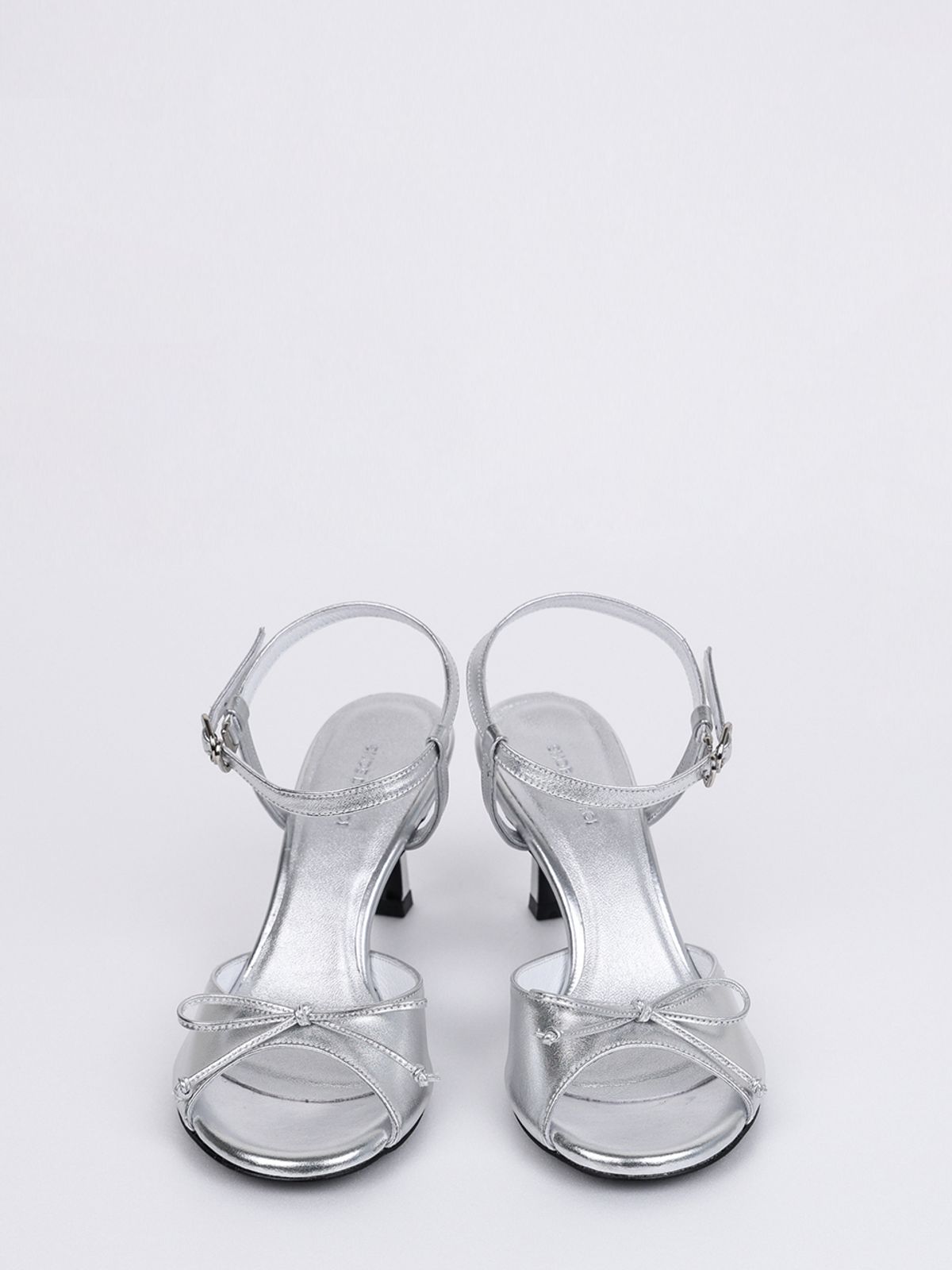 슈바이초이(SHOEBYCHOI) 리본 샌들힐 (7cm)_실버,라벤더