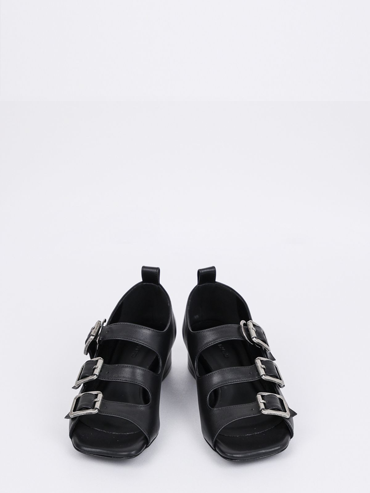 슈바이초이(SHOEBYCHOI) 쓰리버튼 샌들 플랫슈즈(3cm)_블랙