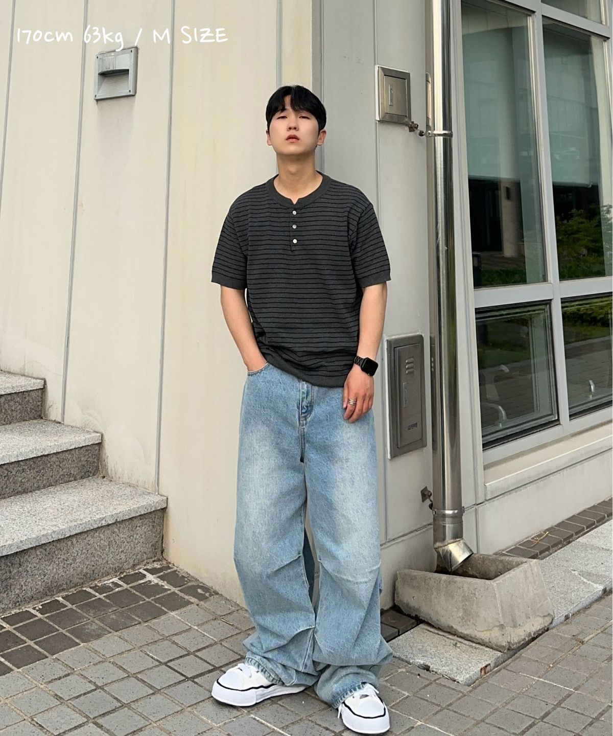 커즈넬로(CUZNELLO) 쿨 코튼 스트라이프 헨리넥 반팔 니트_차콜