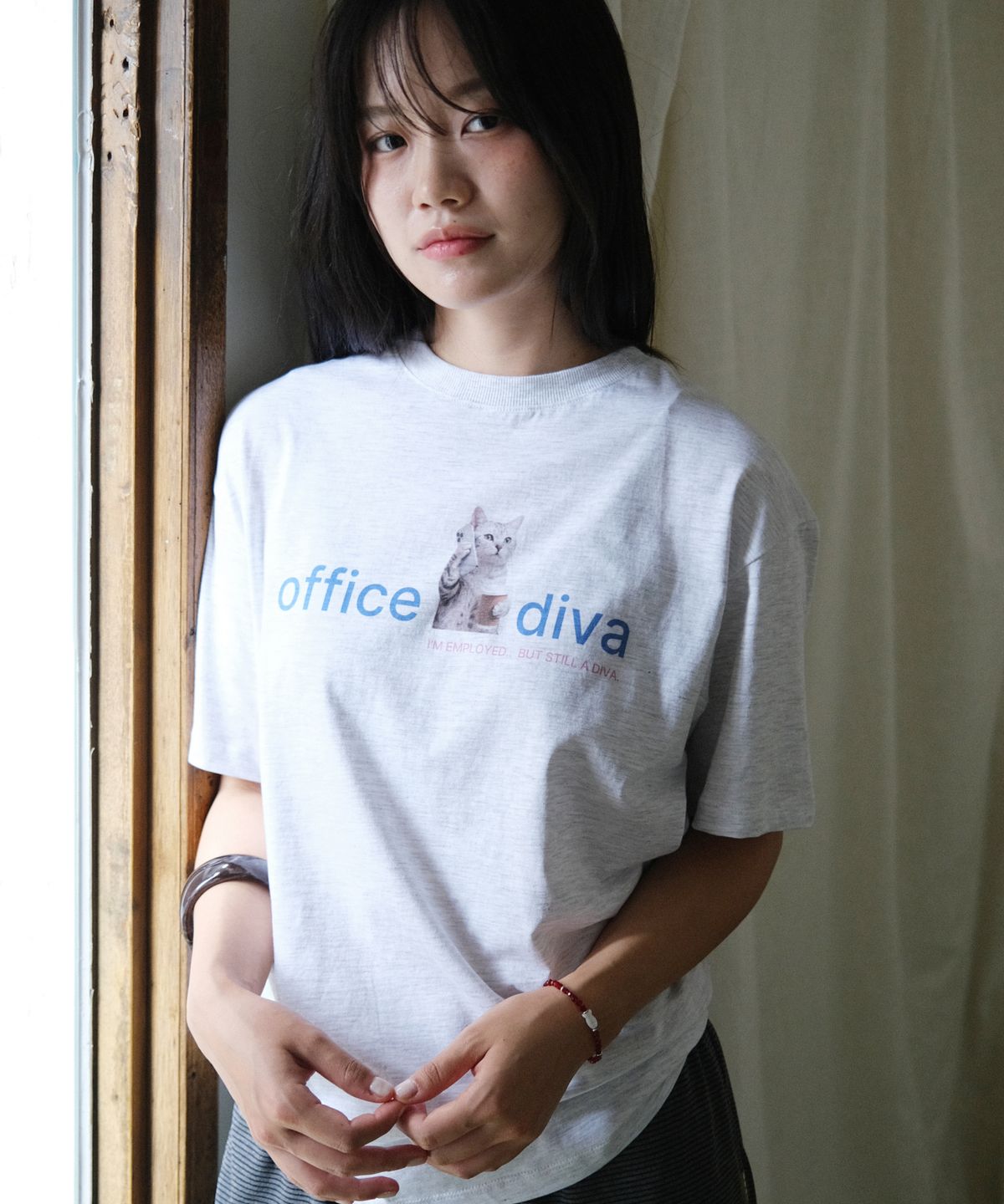 포에브(POEV) Office Diva Cat T-Shirt - White Melange