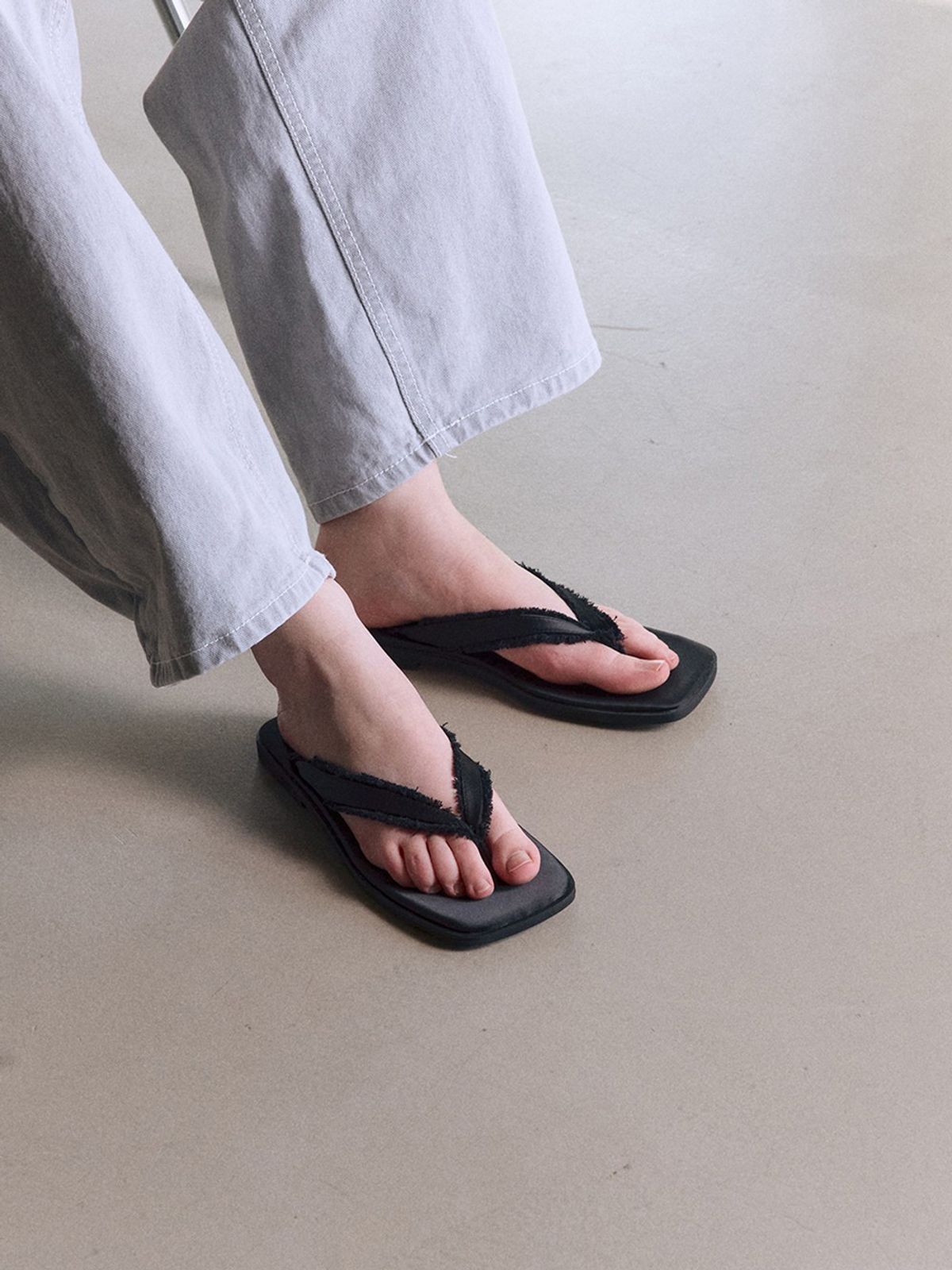모이지(MOIJI) EO2606 Fringe Flip-Flop