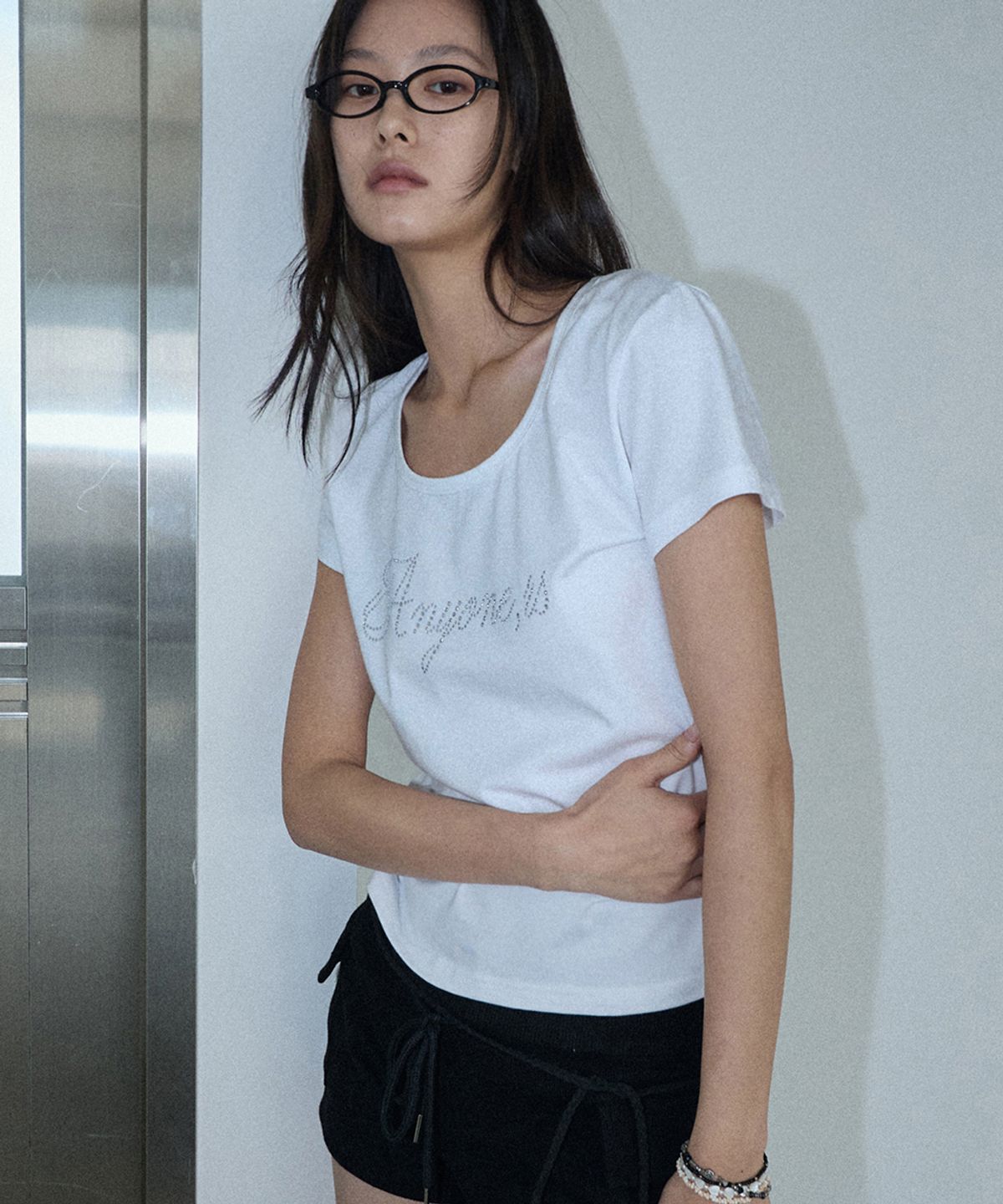 렌세(RENSE) Lettering Hotfix Half Tee White