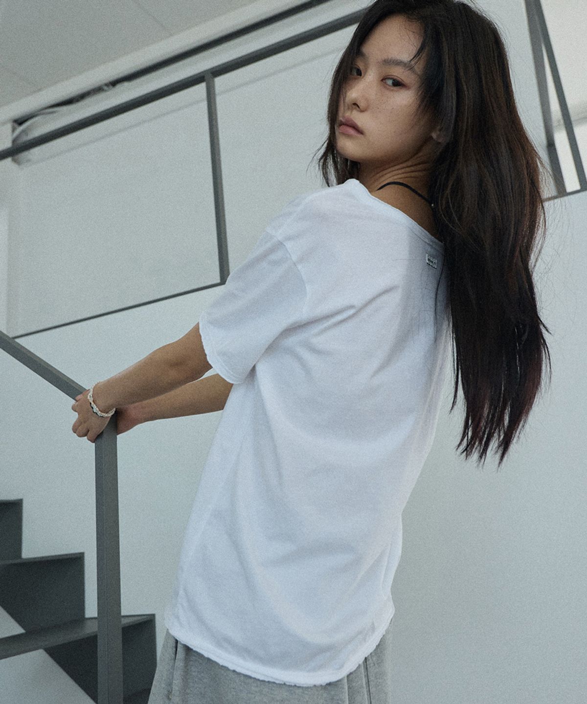렌세(RENSE) Raw Edge U-Neck Half Tee White