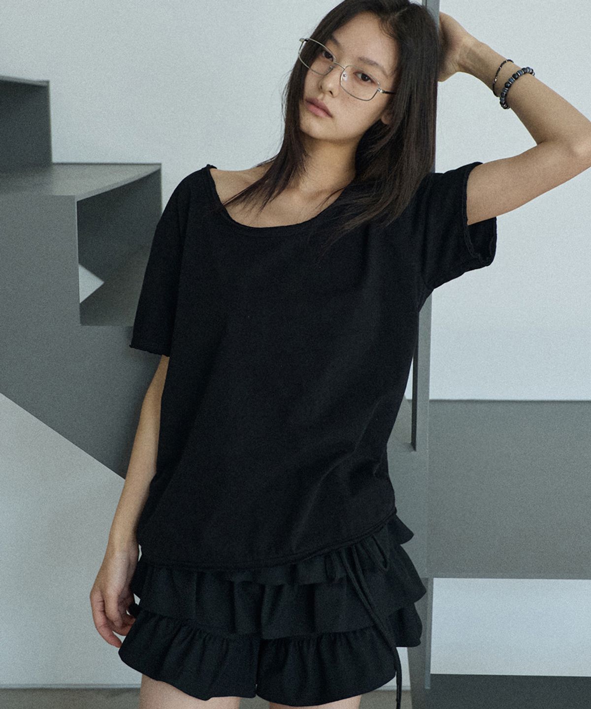 렌세(RENSE) Raw Edge U-Neck Half Tee Black