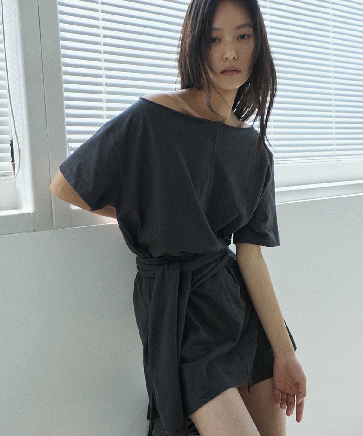 렌세(RENSE) Off-Shoulder Wrap Tie Tee Charcoal