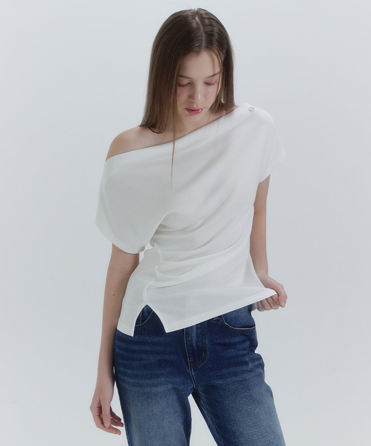 미케네(MICANE) 루즈 오프숄더 핀턱 티