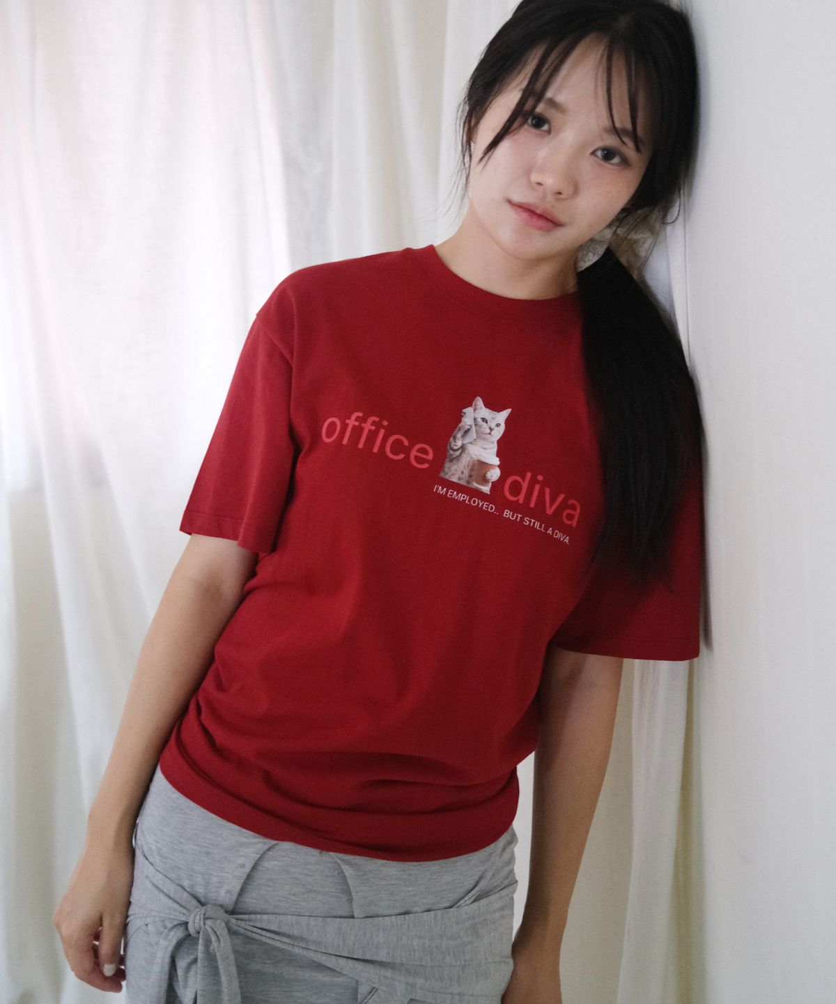 포에브(POEV) Office Diva Cat T-Shirt - Red