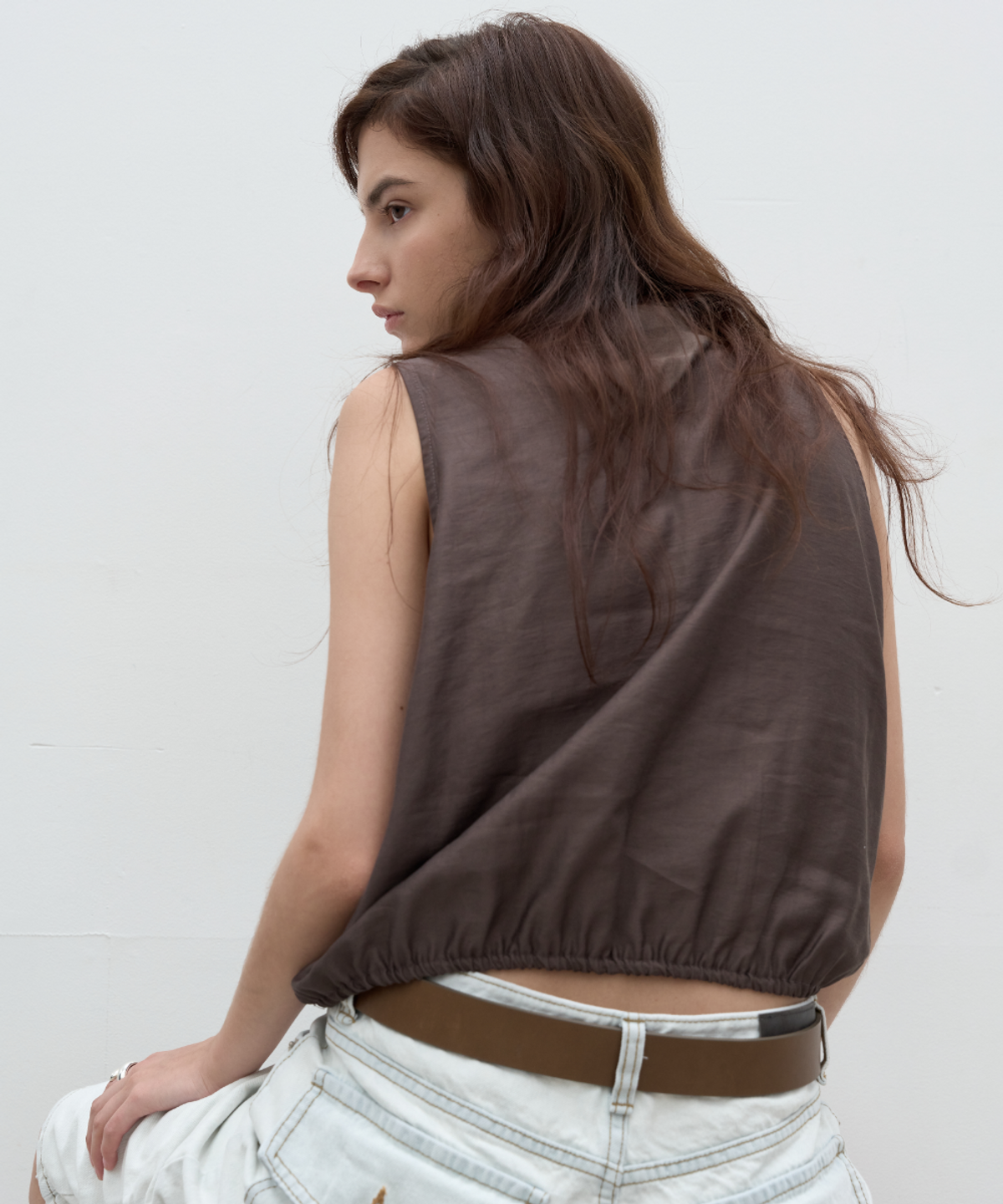 서란(SEORAN) Majel Sleeveless Blouse_Charcoal